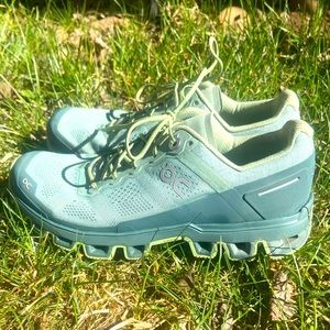 On cloud adventure trail shoes